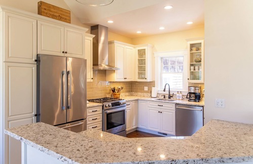 Tisbury House | Charming 3-bedroom family home with WiFi and AC in Vineyard Haven.