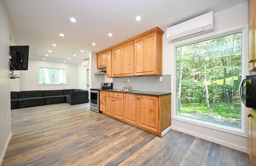 Brodheadsville Cottage | Charming 3-bedroom guest cottage in tranquil Effort with AC,Hot tub, Pool, Steam