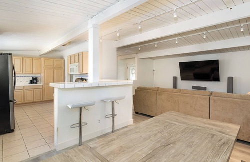 El Segundo House | Charming 3-bedroom house in pleasant El Segundo with AC, WiFi, in-unit W/D