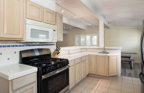 El Segundo House | Charming 3-bedroom house in pleasant El Segundo with AC, WiFi, in-unit W/D