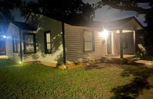 Fort Worth Cultural District House | Charming 3-bedroom house in delightful Fort Worth with WiFi, AC