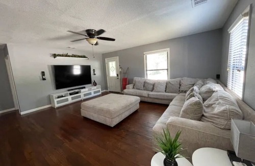 Fort Worth Cultural District House | Charming 3-bedroom house in delightful Fort Worth with WiFi, AC