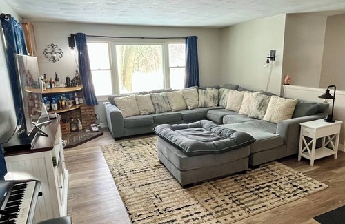 Janesville House | Charming 3-bedroom house with Hot Tub