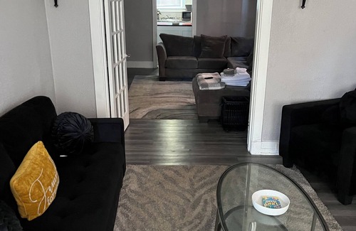 Manchester House | Charming 3-bedroom house with AC and WiFi in lovely Pittsburgh