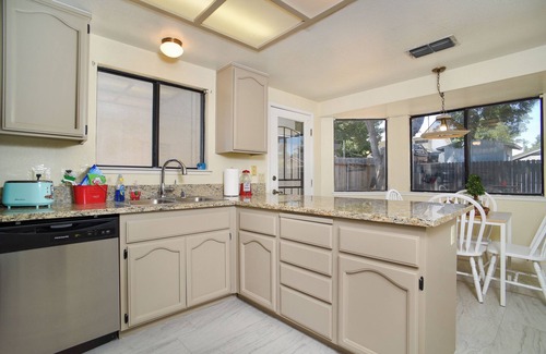 Pocket House | Charming 3-bedroom house in delightful Sacramento with AC, WiFi