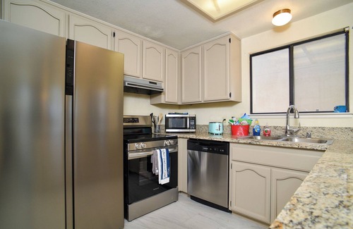 Pocket House | Charming 3-bedroom house in delightful Sacramento with AC, WiFi