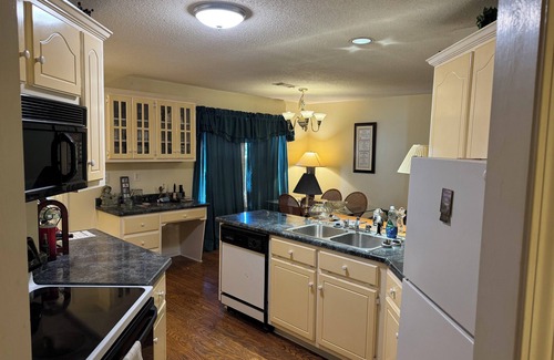 Woodland Hills House | Charming 3-bedroom house with WiFi, AC in delightful Tuscaloosa close to campus