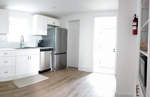 Winchester House | Charming 3-bedroom house with porch and yard in Winchester