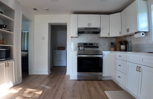 Winchester House | Charming 3-bedroom house with porch and yard in Winchester
