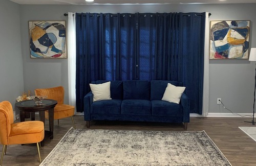 Detroit House | “Charming 3-Bedroom Hideaway – Your Home Away from Home Awaits!”