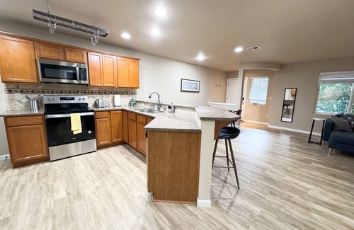 Aloha House | Charming 3-bedroom house in wonderful Beaverton with WiFi, AC