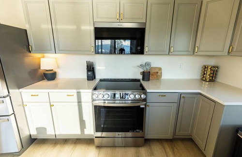 East Cathlamet House | Charming 3-bedroom house in peaceful Cathlamet with Hot tub, WiFi and AC