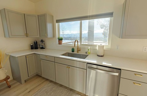 East Cathlamet House | Charming 3-bedroom house in peaceful Cathlamet with Hot tub, WiFi and AC