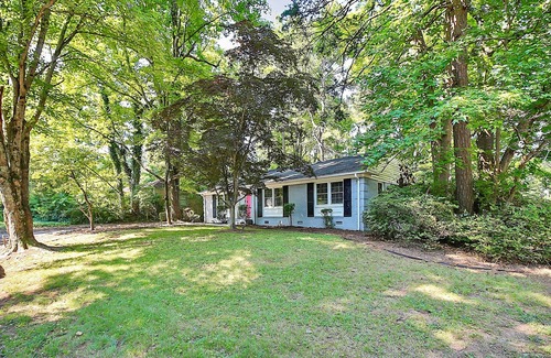 Charlotte House | Charming 3-bedroom house with Movie Theater Mins away from Uptown