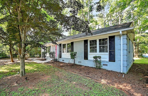 Charlotte House | Charming 3-bedroom house with Movie Theater Mins away from Uptown