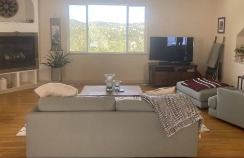 Evergreen House | Charming 3 Bedroom Home in the Mountains