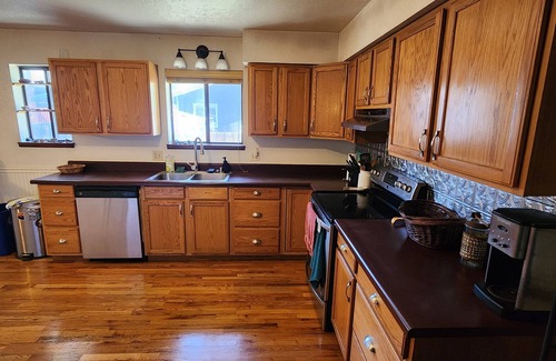 Kachina Village House | Charming 3-bedroom house with WiFi, dog friendly, hot tub, and AC in Flagstaff