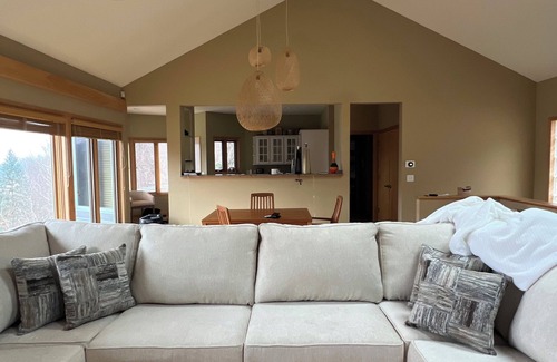 La Crosse House | Charming 3-bedroom house with WiFi and AC in beautiful La Crosse