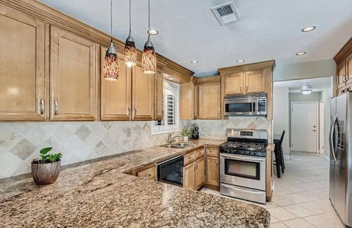 Paradise Valley House | Charming 3-bedroom house in vibrant Las Vegas with WiFi, AC