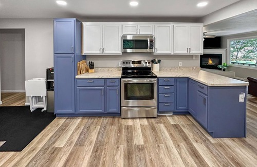 Marinette House | Charming 3-bedroom house on the water with AC and WiFi in enjoyable Marinette