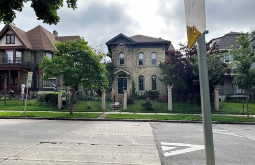 Fifth Ward House | Charming 3-bedroom house in Milwaukee. 10 minutes to the convention center.