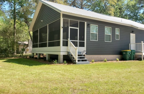 Darien House | Charming 3-bedroom home within walking distance to downtown area/FLETC friendly