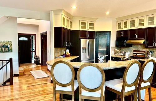 Cochrane House | Charming 3-bedroom house with AC and WiFi in Cochrane