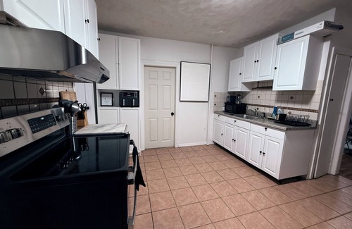 Brockton House | Charming 3-bedroom house with AC and WiFi in awesome Brockton