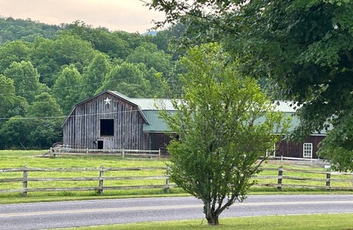 Franklin House | Charming 3-bedroom house in wonderful Franklin with WiFi and AC