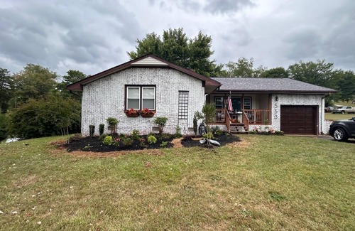 Franklin House | Charming 3-bedroom house in wonderful Franklin with WiFi and AC