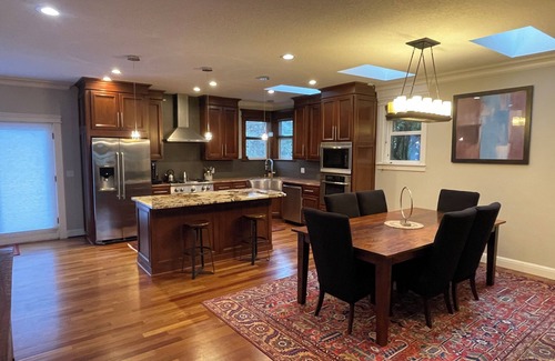 Bridlemile House | Charming 3-bedroom house in enchanting Portland with AC, WiFi