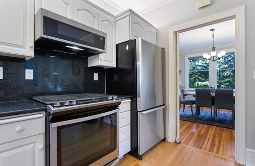 Whitford House | Charming 3-bedroom house with WiFi, AC in peaceful Portland