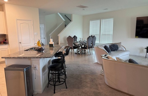Rosenberg House | Charming 3-bedroom house with WiFi, AC in lovely Richmond
