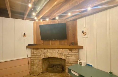 Rockford House | Charming 3-bedroom house with WiFi and AC in tranquil Rockford, great location!