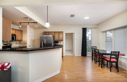Rowlett House | Charming 3-bedroom house in Safe & Quiet Cul-de-sac with WiFi and AC