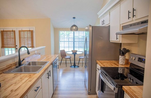 Savannah House | Charming 3-bedroom house in brilliant Savannah with WiFi, AC,