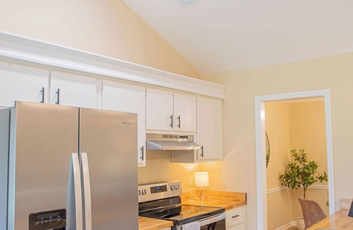 Savannah House | Charming 3-bedroom house in brilliant Savannah with WiFi, AC,
