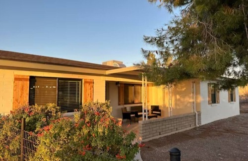 Surprise House | Charming 3-bedroom house in rural Surprise, 20 minutes to Spring training games.