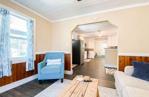 Waveland House | Charming 3-bedroom house with WiFi and AC in wonderful Waveland