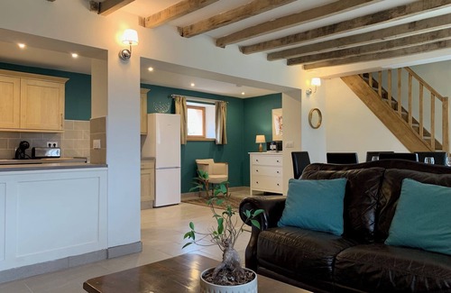 Anlhiac House | Charming 3-bedroom House with WiFi in NarthiacnLa Maison Galloise-Lavender