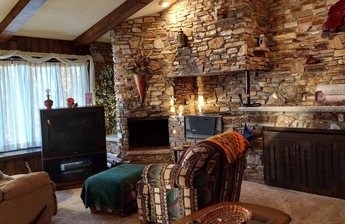 Shawano House | Charming 3-bedroom house with WiFi, AC Bonduel,family friendly for Packer Draft