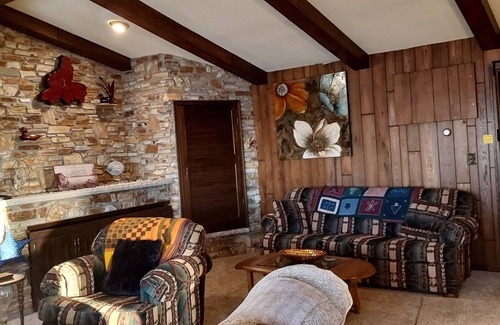 Shawano House | Charming 3-bedroom house with WiFi, AC Bonduel,family friendly for Packer Draft