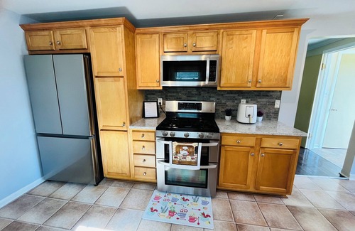 Cheektowaga House | Charming 3-bedroom house in brilliant Buffalo with WiFi, AC