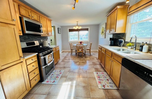 Cheektowaga House | Charming 3-bedroom house in brilliant Buffalo with WiFi, AC