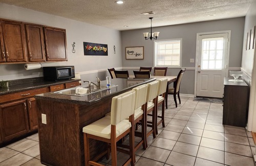 Whitehaven House | Charming 3-bedroom house in lovely Memphis with AC, WiFi