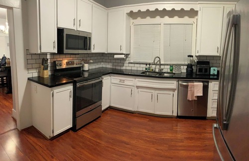 Modesto House | Charming 3-bedroom house with WiFi and AC in lovely Modesto
