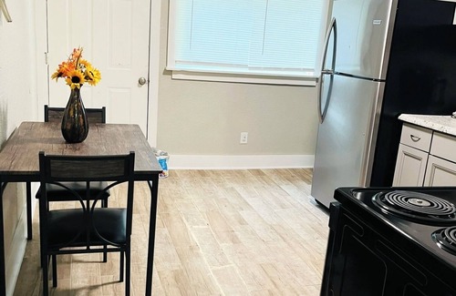 Olde Huntersville House | Charming 3-bedroom house with WiFi and AC in Norfolk