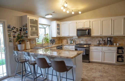 Redding House | Charming 3-bedroom house with hot tub and hammock in tranquil Redding