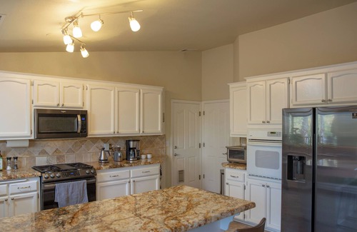 Redding House | Charming 3-bedroom house with hot tub and hammock in tranquil Redding