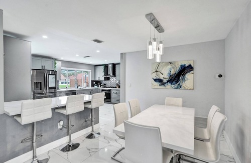Sunrise House | Charming 3-bedroom house in Sunrise with a pool for you family.